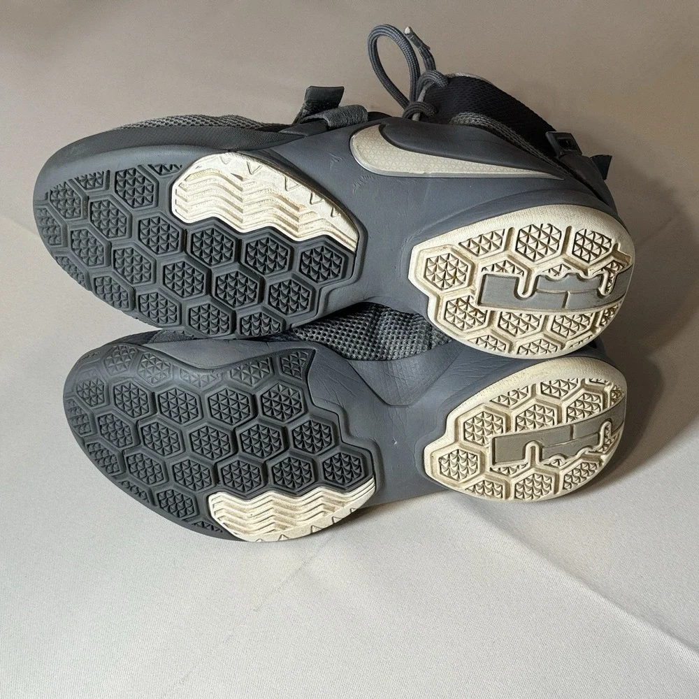 Nike Kids Lebron James Soldier IX Basketball Shoes 776471-003 Youth 4.5 Gray